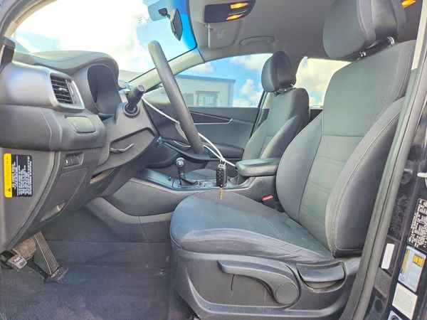 2016 KIA SORENTO L / LX