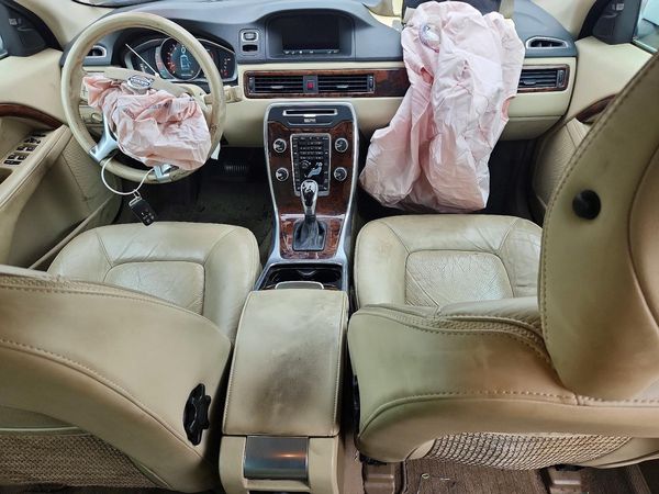 2015 VOLVO XC70 Platinum (non R design)