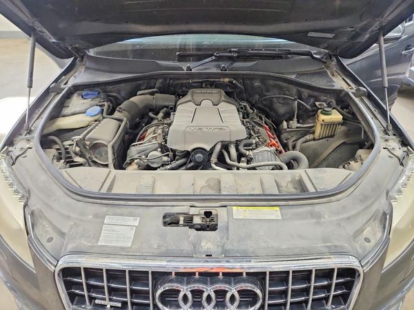 2013 AUDI Q7 S Line Prestige — Engine bay