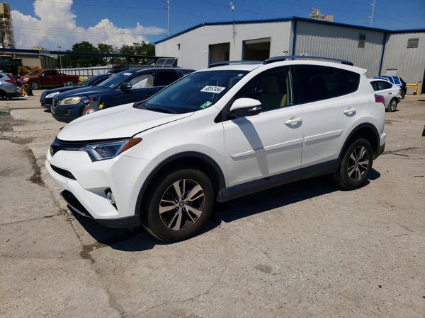 2017 TOYOTA RAV4 — Front 3/4