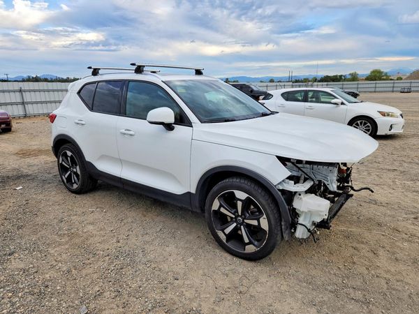 2019 VOLVO XC40