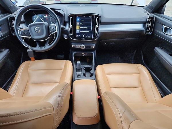 2019 VOLVO XC40