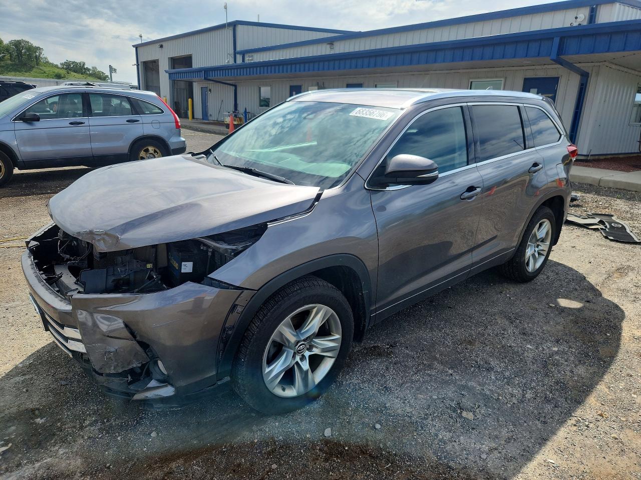 2017 TOYOTA HIGHLANDER Ltd/Ltd Platinum — Front 3/4