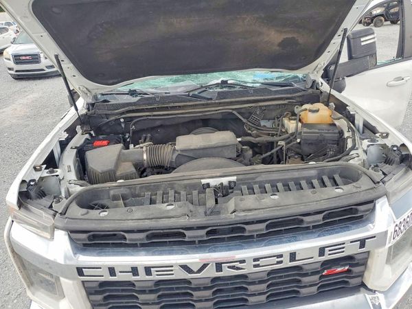 2021 CHEVROLET SILVERADO LT — Engine bay