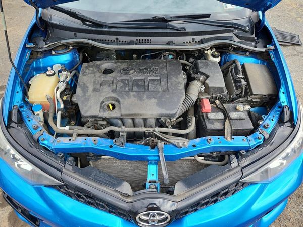 2018 TOYOTA COROLLA — Engine bay