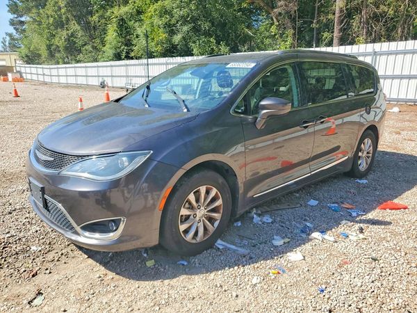 2018 CHRYSLER PACIFICA Touring L — Front 3/4
