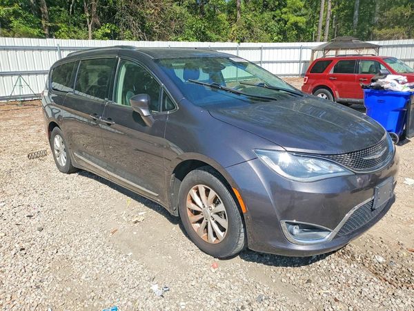 2018 CHRYSLER PACIFICA Touring L — Passenger 3/4