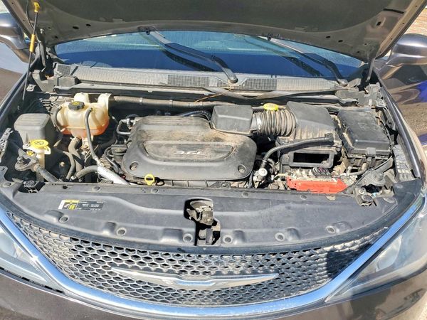 2018 CHRYSLER PACIFICA Touring L — Engine bay