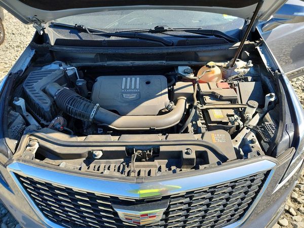 2021 CADILLAC XT5 — Engine bay