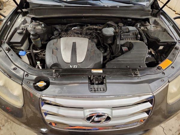2012 HYUNDAI SANTA FE TOP (High) — Engine bay
