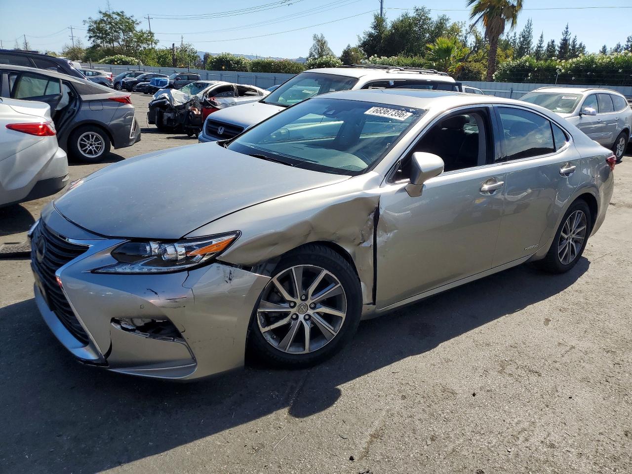 2017 LEXUS ES 300h — Front 3/4