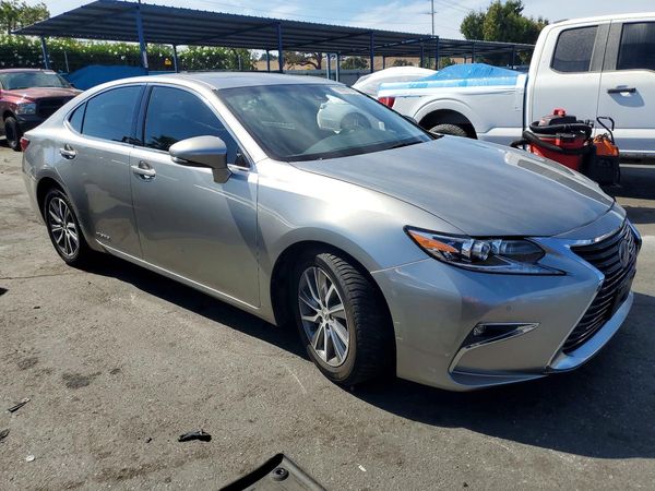2017 LEXUS ES 300h — Passenger 3/4