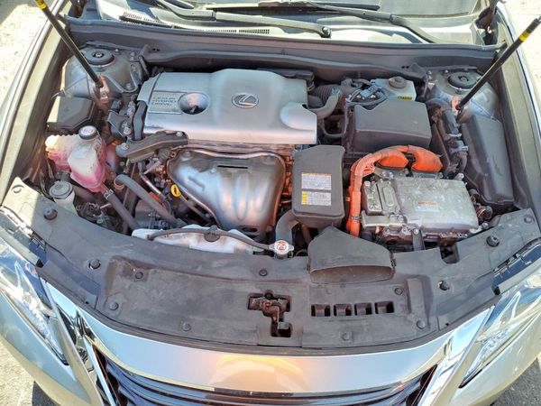 2017 LEXUS ES 300h — Engine bay