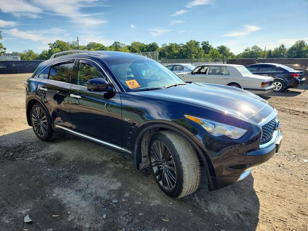 2017 INFINITI QX70 — Passenger 3/4