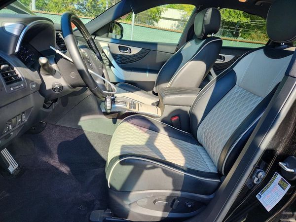 2017 INFINITI QX70 — DENT