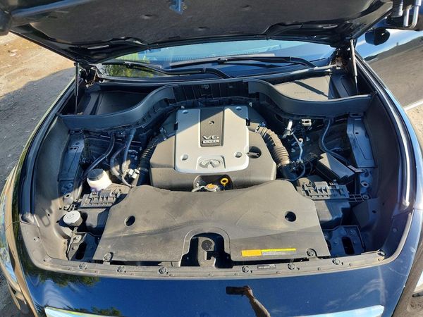 2017 INFINITI QX70 — Engine bay