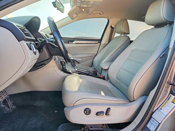 2017 VOLKSWAGEN PASSAT R-Line — DENT
