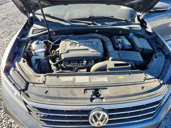 2017 VOLKSWAGEN PASSAT R-Line — Engine bay