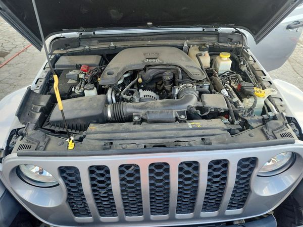2020 JEEP GLADIATOR Sport — Engine bay