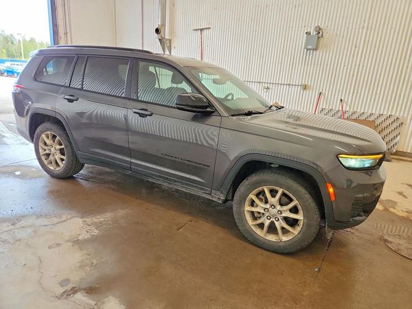 2023 JEEP GRAND CHEROKEE Laredo, Altitude — Passenger 3/4