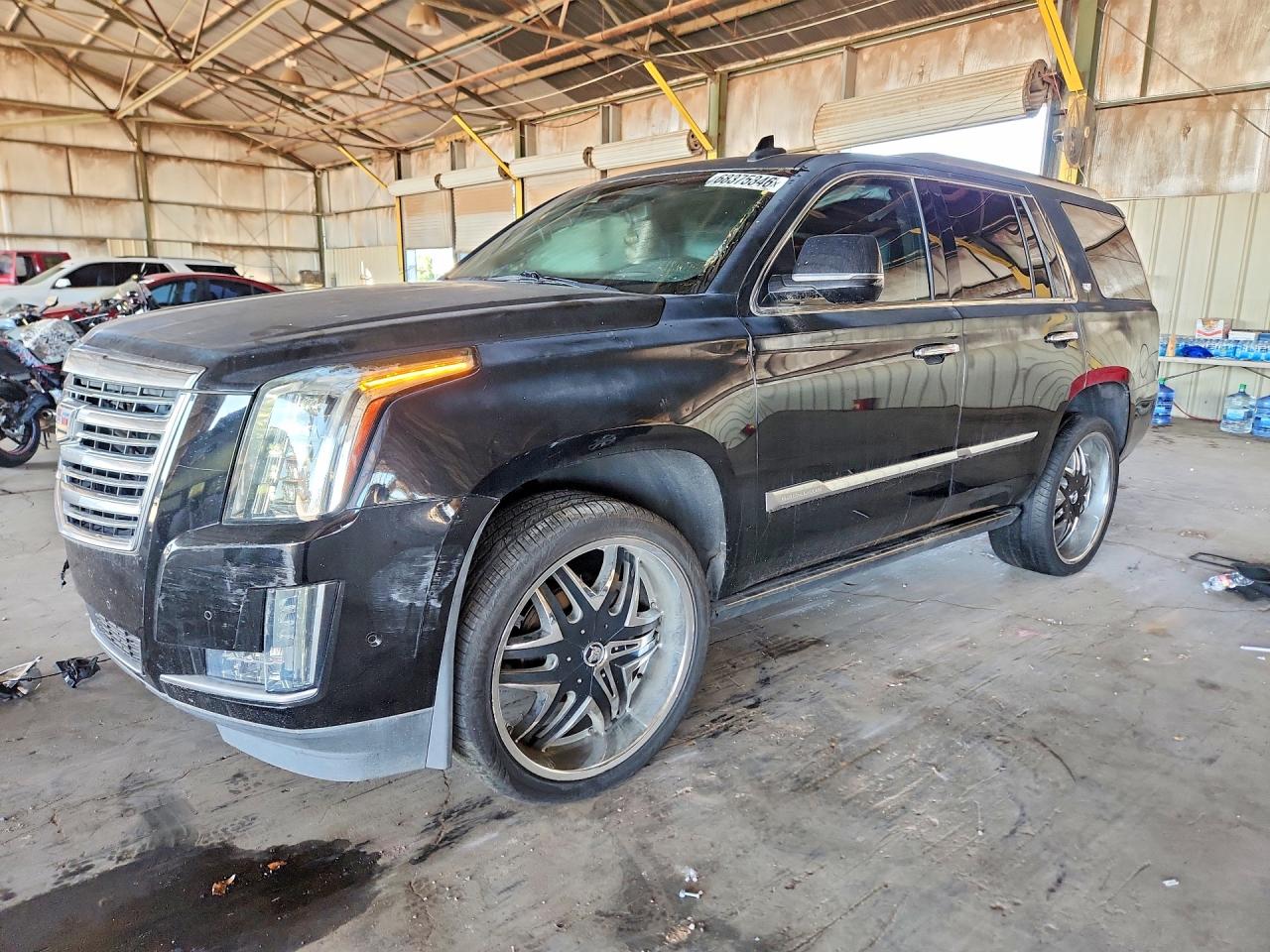 2017 CADILLAC ESCALADE Platinum — Front 3/4