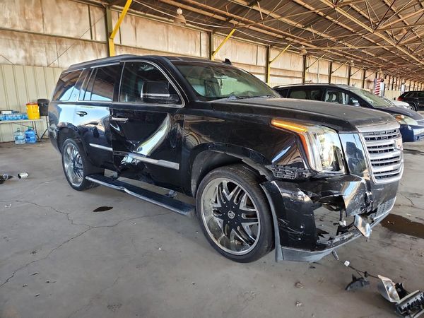 2017 CADILLAC ESCALADE Platinum — Passenger 3/4