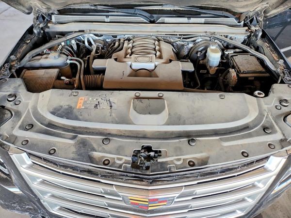 2017 CADILLAC ESCALADE Platinum — Engine bay