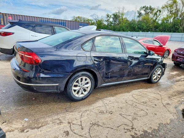 2018 VOLKSWAGEN PASSAT S, R-Line