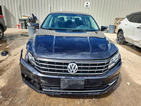 2018 VOLKSWAGEN PASSAT S, R-Line