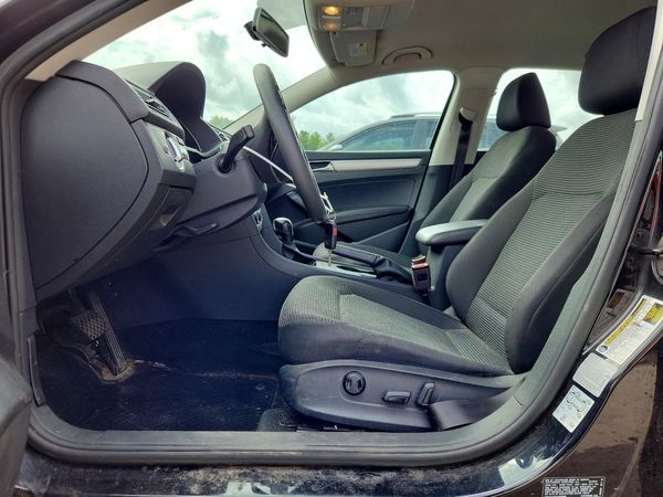 2018 VOLKSWAGEN PASSAT S, R-Line
