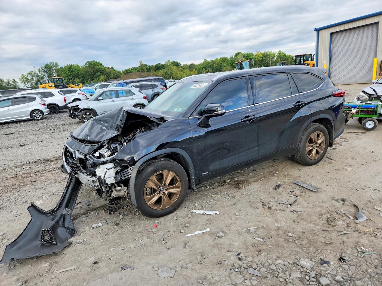 2022 TOYOTA HIGHLANDER Special Edition — Front 3/4