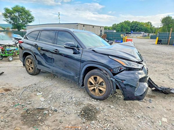 2022 TOYOTA HIGHLANDER Special Edition — Passenger 3/4