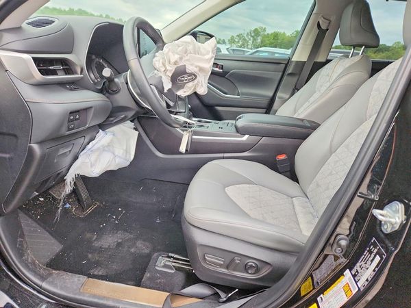2022 TOYOTA HIGHLANDER Special Edition — DENT