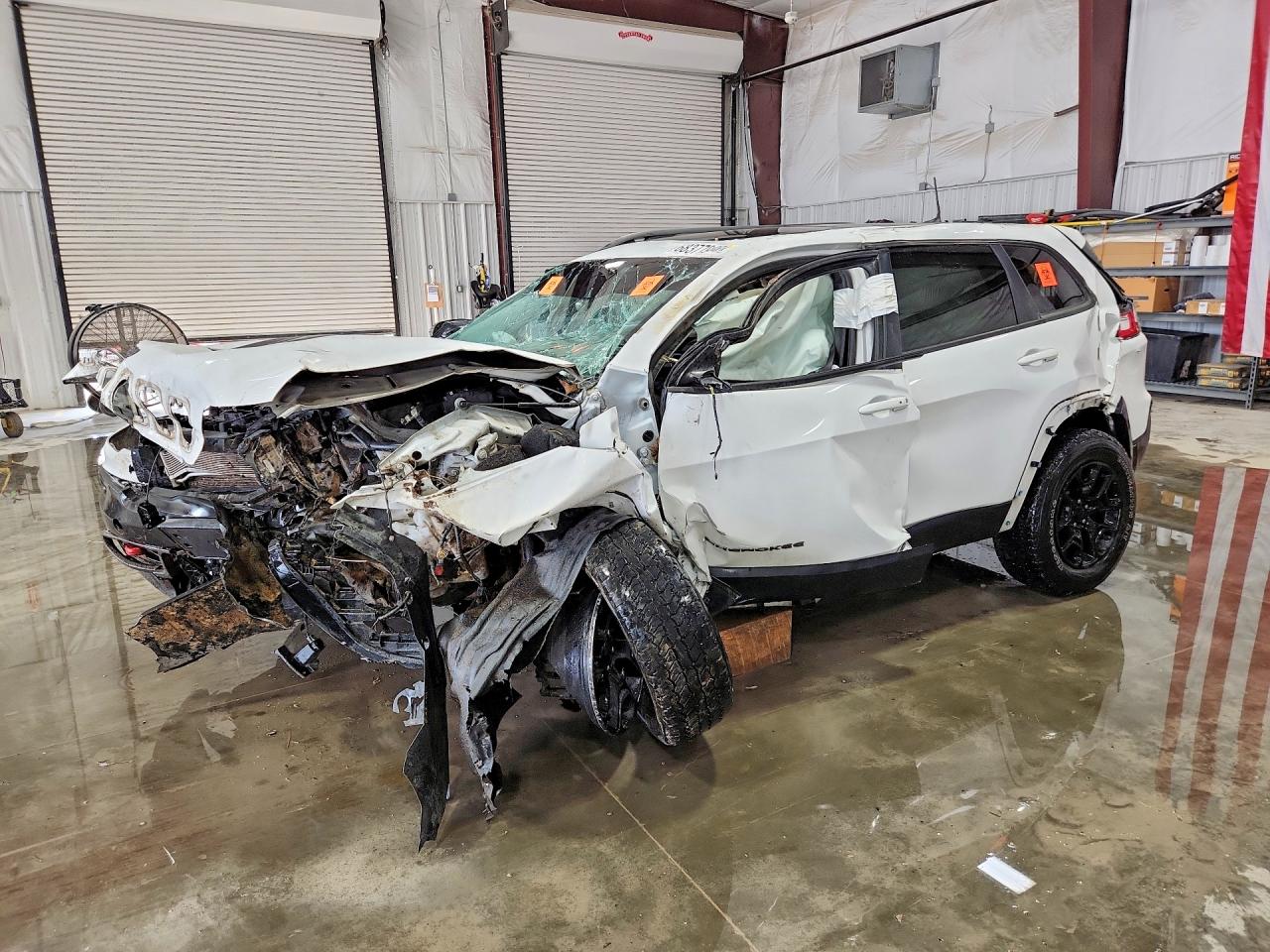 2021 JEEP CHEROKEE Trailhawk — Front 3/4