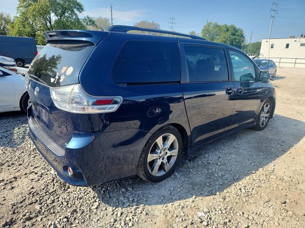 2012 TOYOTA SIENNA