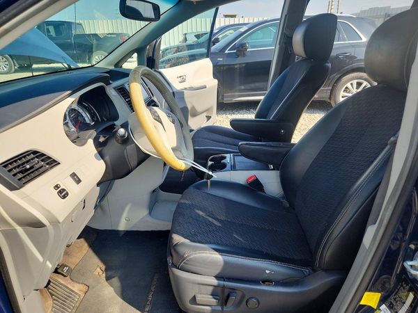 2012 TOYOTA SIENNA