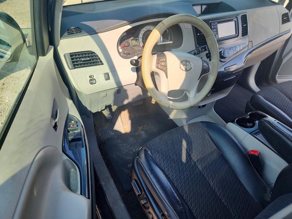 2012 TOYOTA SIENNA
