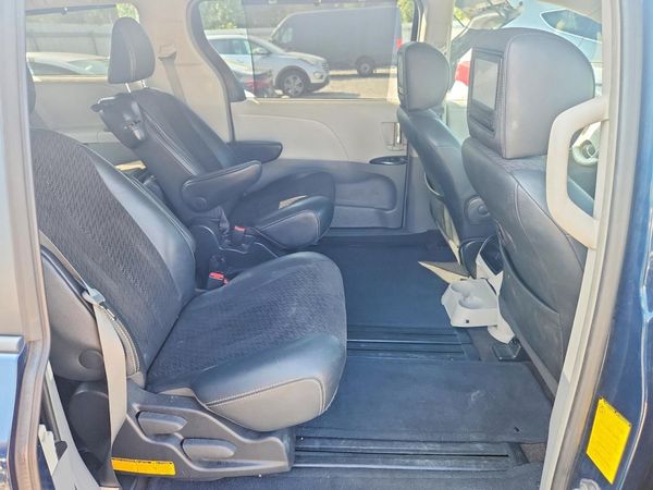 2012 TOYOTA SIENNA
