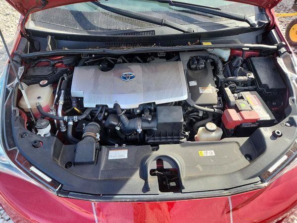 2018 TOYOTA PRIUS — Engine bay