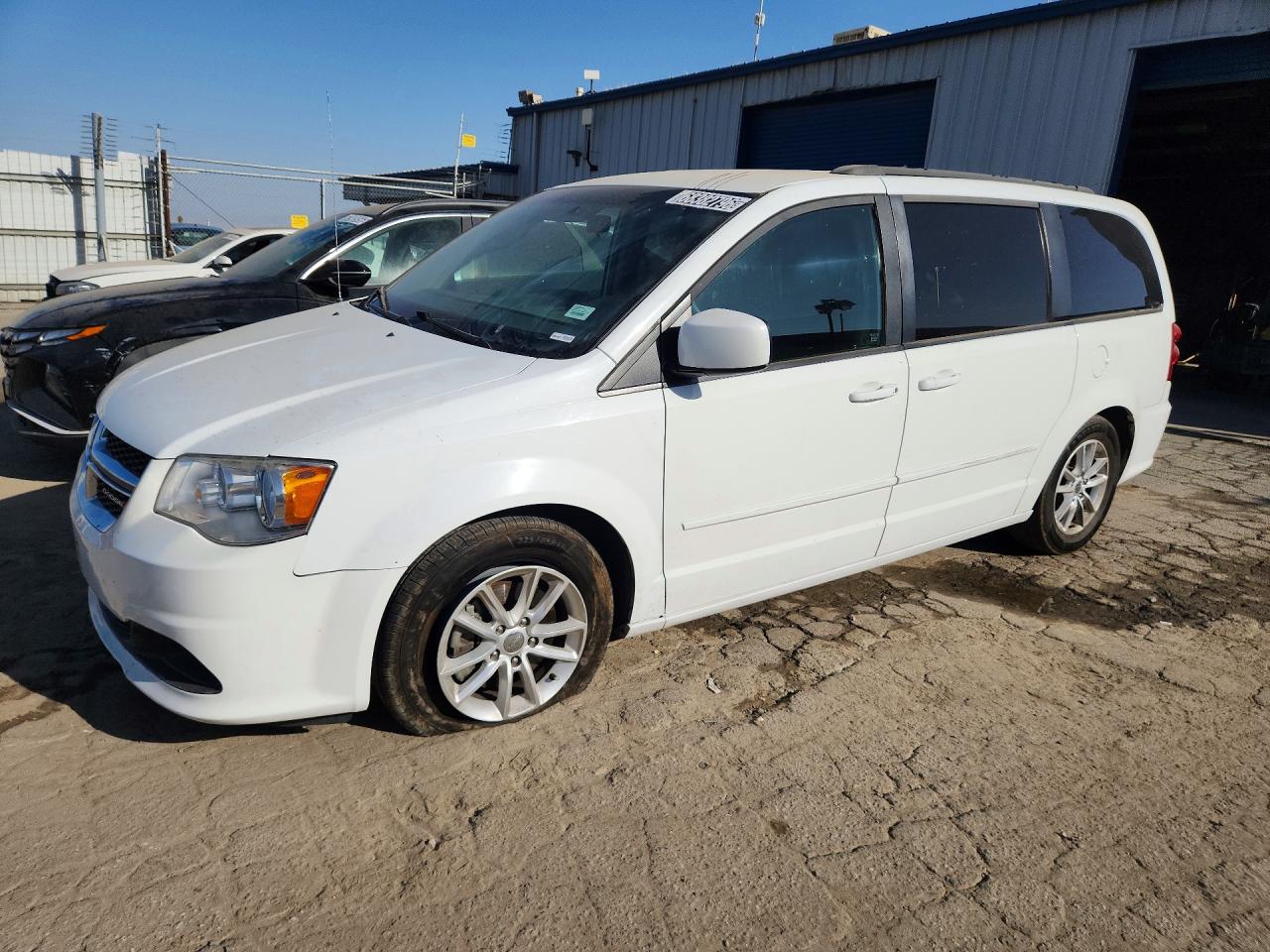 2016 DODGE GRAND CARAVAN SXT — Front 3/4
