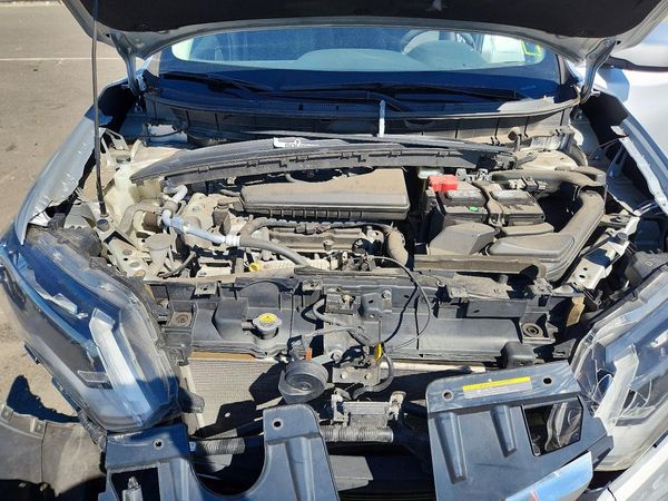 2020 NISSAN ROGUE — Engine bay