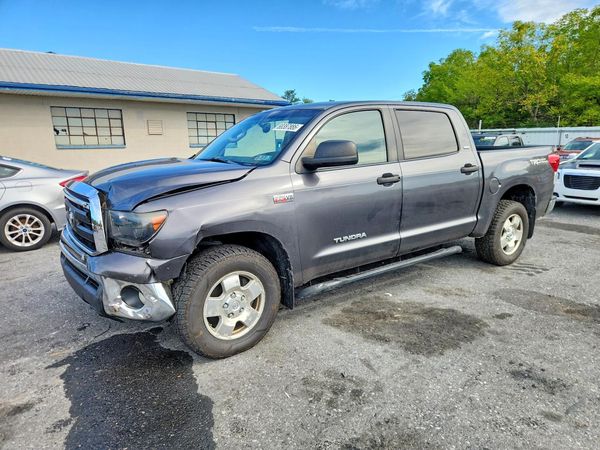 2013 TOYOTA TUNDRA SR5 — Front 3/4