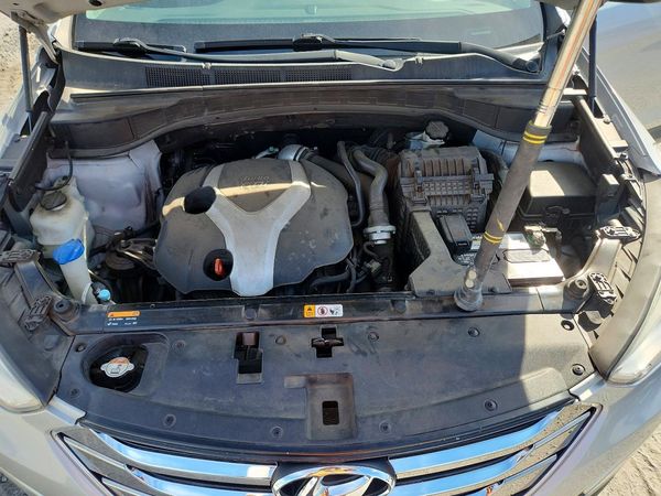 2014 HYUNDAI SANTA FE GLS — Engine bay