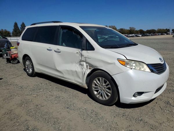 2017 TOYOTA SIENNA