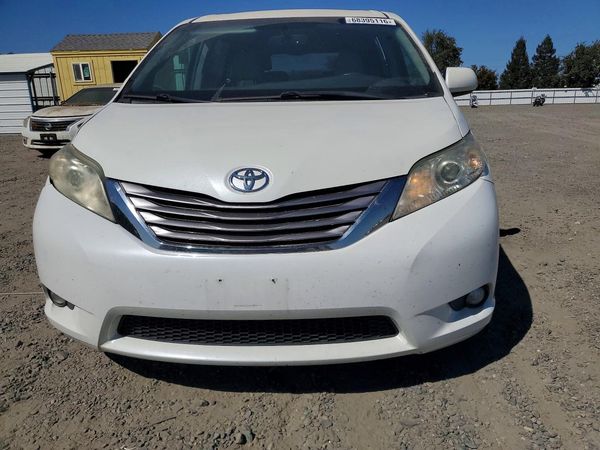 2017 TOYOTA SIENNA