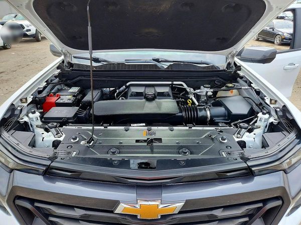 2023 CHEVROLET COLORADO LT — Engine bay