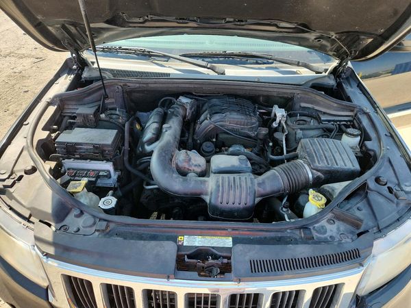 2013 JEEP CHEROKEE Laredo — Engine bay
