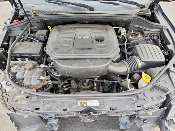 2016 JEEP GRAND CHEROKEE Limited — Engine bay
