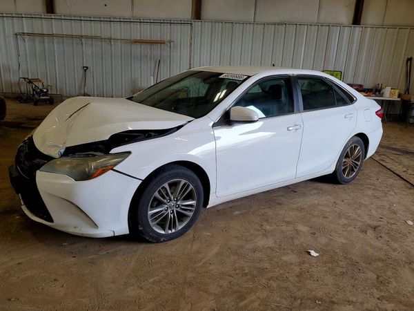 2015 TOYOTA CAMRY — Front 3/4