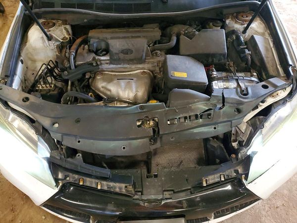 2015 TOYOTA CAMRY — Engine bay